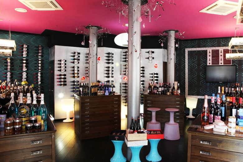Interior da enoteca Señorita Malauva